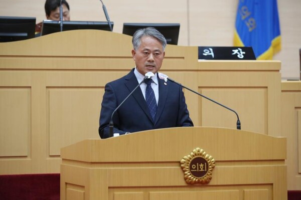 전남도의회 박성재 의원이 지난 11일  제370회 임시회에서 김 양식 무기산 단속 대책 마련을 촉구하는 도정질문을 하고있다.
