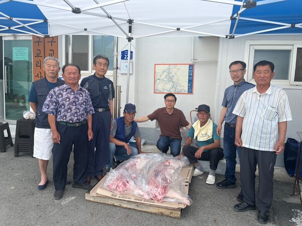 해남양무리교회가 매년 창립기념일을 맞아 주민들에게 고마움에 감사하는 마음을 담아 해남읍내 마을회관에 돼지고기 1마리씩을 전달하고 있다.